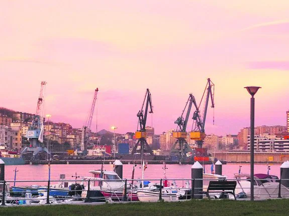 El puerto de Pasaia. Amanecer en la dársena con las grúas recortándose sobre el cielo. 