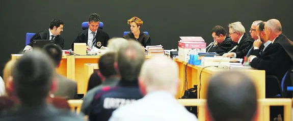 Imagen de la primera sesión del juicio por la estafa de Indaux, en la Audiencia Provincial de Gipuzkoa, en octubre de 2013. 