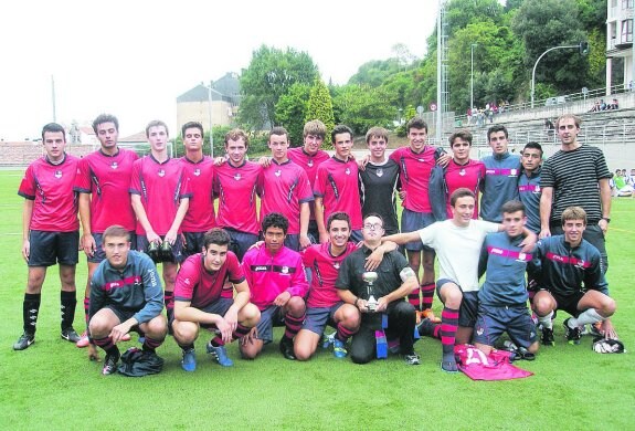 Equipo juvenil del Aurrera que se llevó el torneo Migel Angel Basurko por tercer año consecutivo.