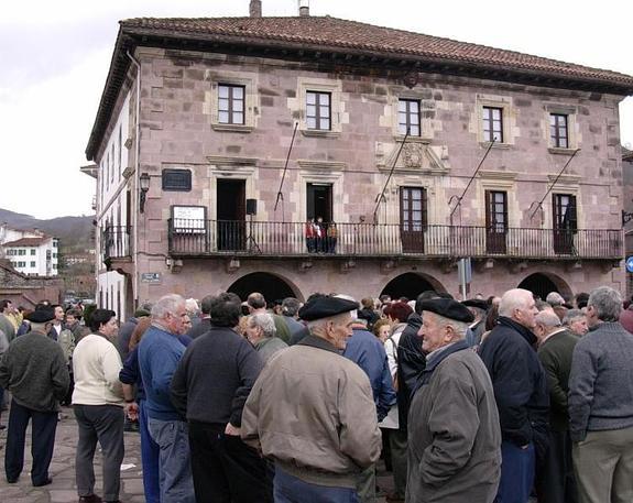 Mayores. Vecinos frente al ayuntamiento de Baztan. 