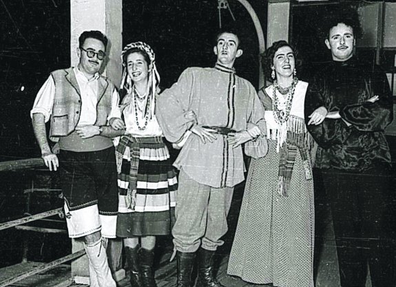 Imagen de otra fiesta, ésta de disfraces, celebrada en el Real Club Náutico en los años 40. 