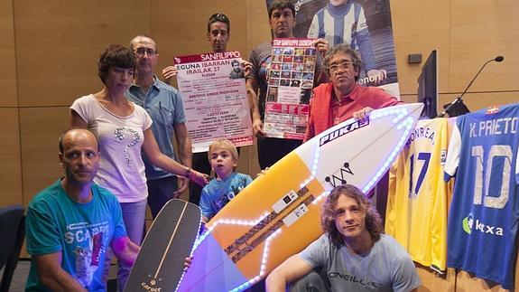 Oier, en el centro de la imagen, en la presentación de la fiesta solidaria de Ibarra