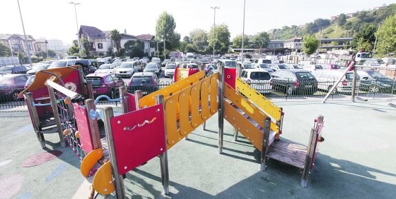 El pequeño parque infantil y el aparcamiento de noventa plazas en la zona de Ciudad Jardín.