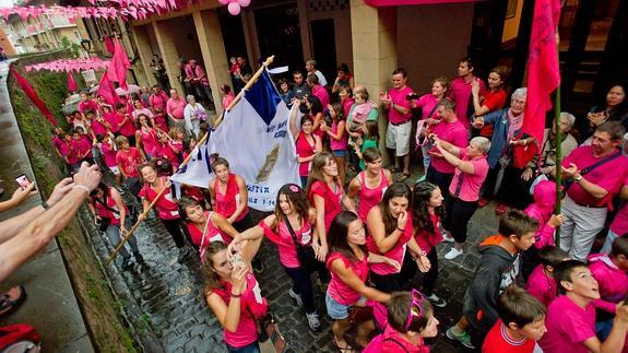 El desfile por San Juan fue una fiesta tras la victoria en la Bandera de La Concha femenina. 