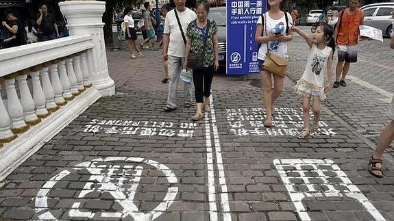 Un carril en China para los que caminan mirando al móvil