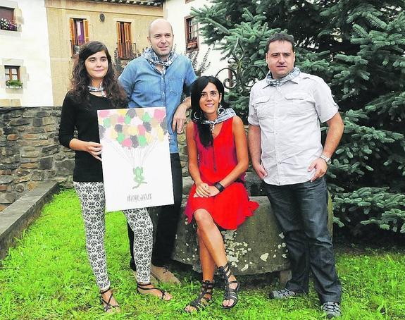 Amaia Guridi, ganadora del cartel de fiestas, junto a Biain, Zubia y Meabebasterretxea.