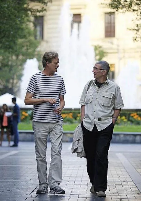 Stuart Kelling y Peter Roberts conversan mientras pasean por una calle del centro de San Sebastián.