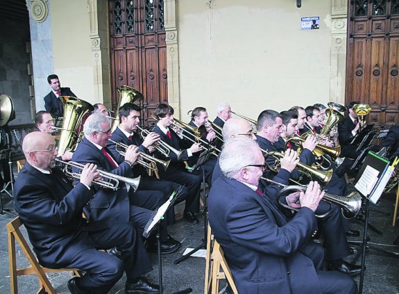 La Banda actuará nuevamente en los arkupes del Ayuntamiento.