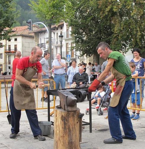 Feria, carreras deportivas y txorimalos son los ingredientes de esta mañana