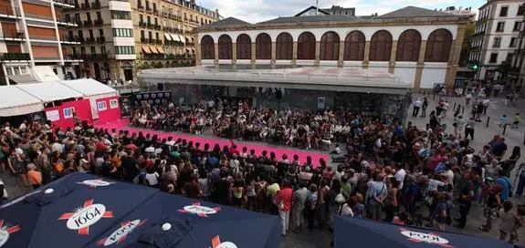 Cientos de personas se acercaron en la tarde de ayer al desfile de diseñadores guipuzcoanos del 'City Street Festival' en la plaza de La Brecha. 