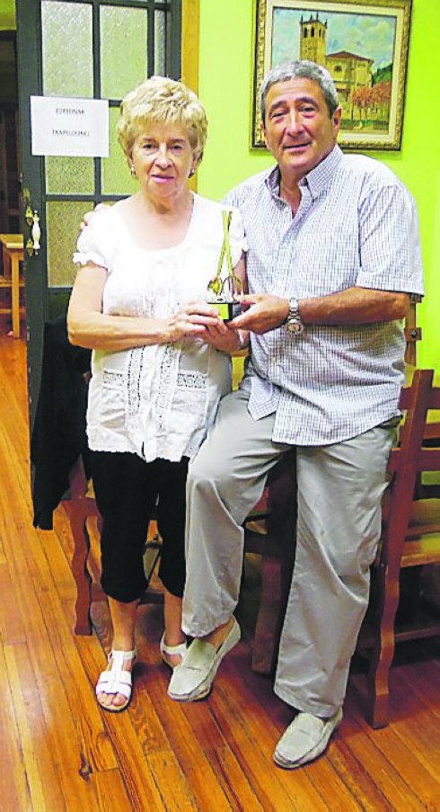 Juli y Javier con su premio. 