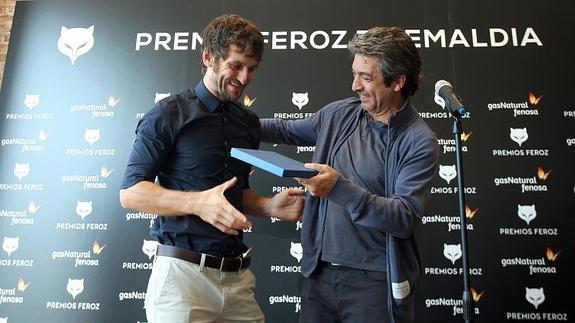 Ricardo Darín hace entrega del premio Feroz Zinemaldia a Raúl Arévalo. 