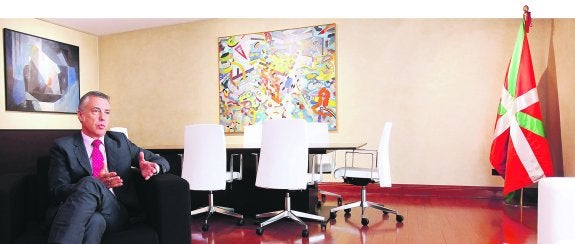Reuniones. El lehendakari, en la sala donde recibirá esta semana a los líderes de la oposición.