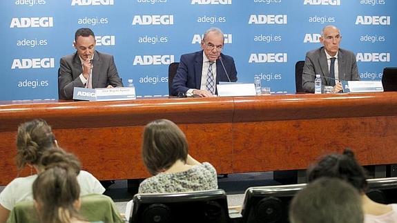 Pello Guibelalde, en el centro, presenta la encuesta. 