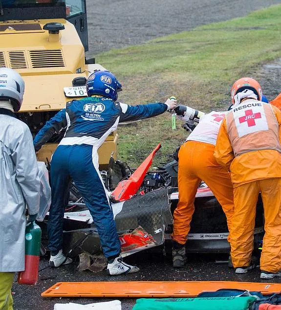 Los médicos de la FIA y los operarios del circuito atienden a Bianchi.