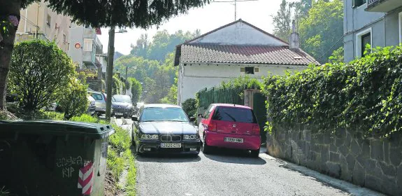 La carretera que atraviesa Morlans es la principal fuente de problemas para el barrio. Es de doble sentido y apenas caben dos coches. 