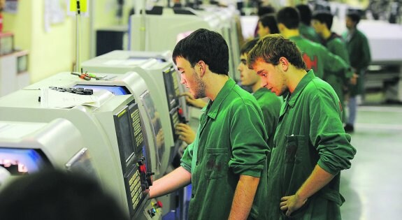 Estudiantes del Instituto de Máquina-Herramienta (IMH) de Elgoibar, una iniciativa de las empresas del sector nacida en 1986 para adaptar la formación a las necesidades reales de las compañías.