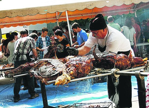 En el mercado de baserritarras de septiembre se dieron a degustar pintxos de carne de potro.