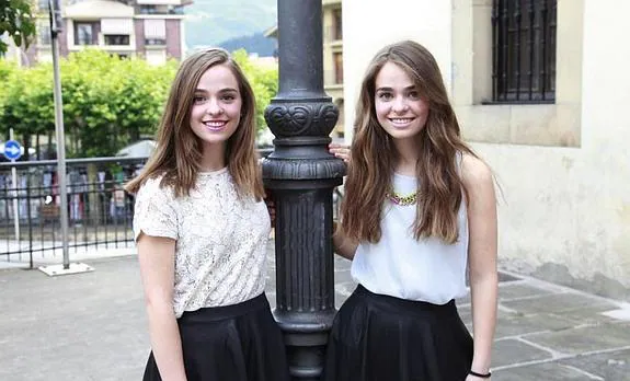 Las hermanas Aitana y Paula Etxeberria, componentes del dúo Twin Melody. 