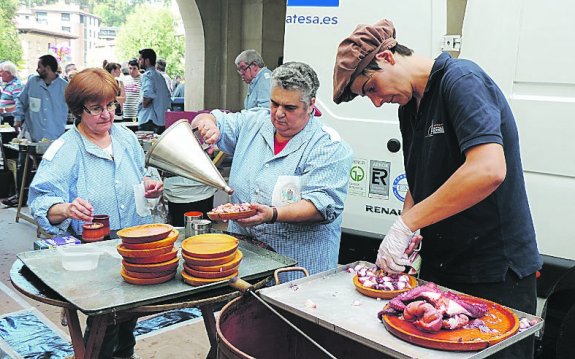 Las canciones y los bailes no faltaron en la plaza como las jotas que interpretaron los representante de La Rioja. 