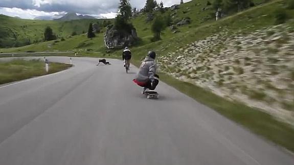 Vertiginoso descenso en skate en los Alpes