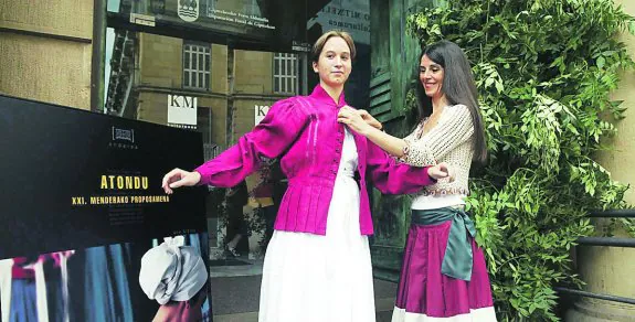 Albisu enseñará los secretos para colocarse bien el pañuelo y otras prendas del traje de baserritarra. 