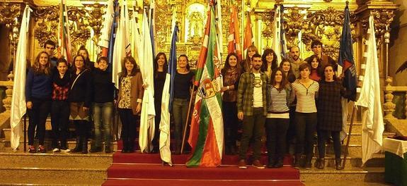 Triunfadores. Las bateleras y algunos de sus compañeros posaron juntos ante el altar de la parroquia con las banderas logradas esta temporada. 