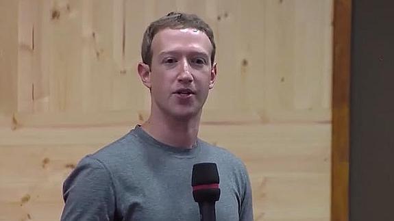 Mark Zuckerberg explica por qué siempre viste con camiseta gris