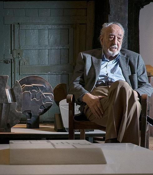 Nestor Basterretxea, en su caserío Idurmendieta rodeado de varias obras.