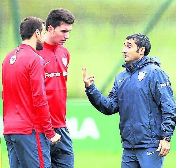 Valverde charla con Gurpegui y Laporte. 