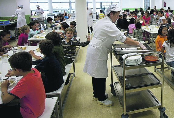 Comedor de un colegio público de Donostia.Bajo estas líneas, documentos adjuntos a la denuncia.