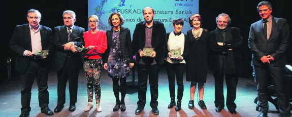 Jon Cortazar, Atxaga, Leire Cano, la consejera Uriarte, Iñigo Roque, Maite Gurrutxaga, Idoia Estornés, Jon Juaristi y Muñoz posan al término de la gala literaria. 