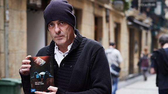 John Anduezaren lehen nobela beltza: 'Prime-time'