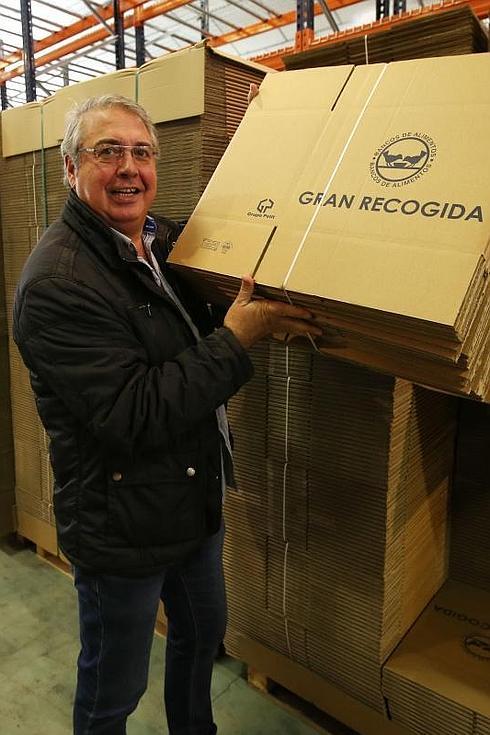 Martínez, ayer en la sede de Oiartzun con las cajas que estos días reparten por las tiendas.