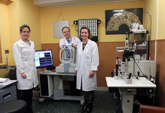 La doctora Cristina Irigoyen, junto a sus compañeros del Servicio de Oftalmología Enrique Aramendia y Mercedes Zabaleta.