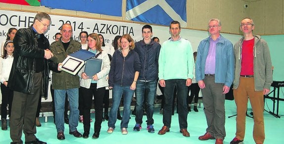 El diputado general y la alcaldesa con la selección escocesa de ajedrez en el acto de ayer. 