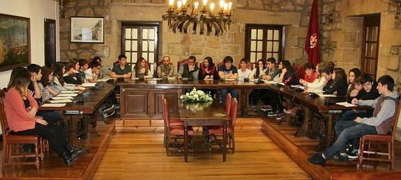 Batzar aretoan. Atzo goizean DBH4ko 28 ikasle udaletxera hurbildu ziren euskararen erabileraren inguruan azterketa bat egiteko. 