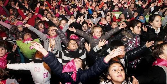 Sekulako giroa. Txikienak izan ziren animosoenak Kalegoen plazan atzo arratsaldean dantzatu zen flashmobean. 