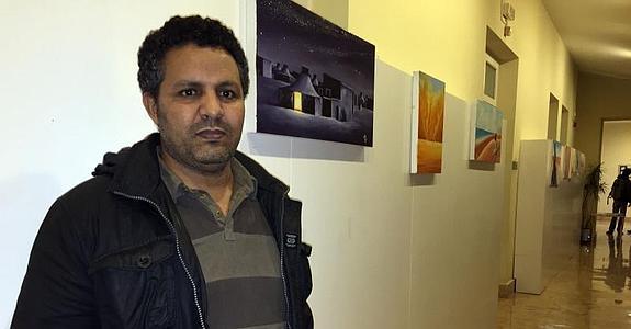 Abdi Ami Omar ante uno de sus cuadros en la muestra que está protagonizando en la Casa de Cultura.