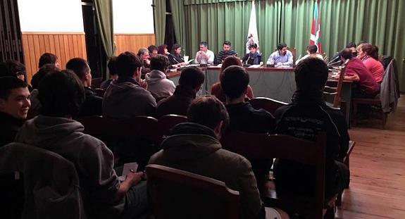 Jóvenes asistentes a la última sesión plenaria celebrada en el Ayuntamiento de la localidad.