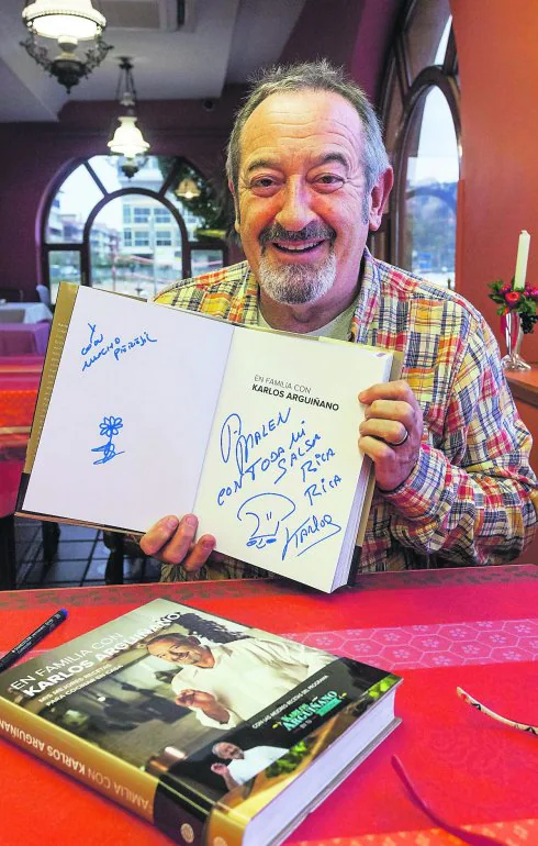 Karlos Arguiñano posa con su nuevo libro de recetas en su restaurante de Zarautz.