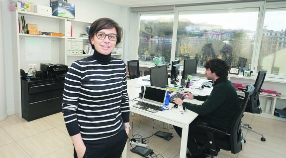 Iranzu Sainz de Murieta abrió una consultora de innovación social en un edificio que mira al río Urumea, en Donostia. 