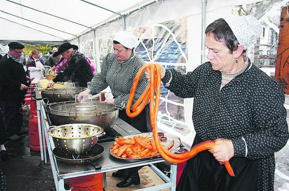Los hernaniarras celebraron ayer con txistorra Santo Tomás.