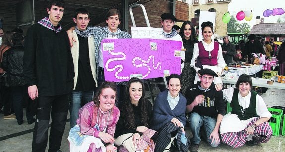 Herriko gazteak egon ziren euren postuetan txistorra saltzen.  