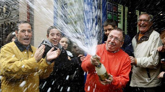 Un grupo de agraciados celebran su premio