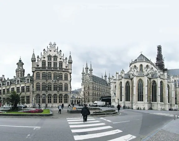 Vista de la plaza Fochplein en el centro de Lovaina, en la que se puede contemplar la parte posterior de la Iglesia de San Pedro y al fondo el  Ayuntamiento. 