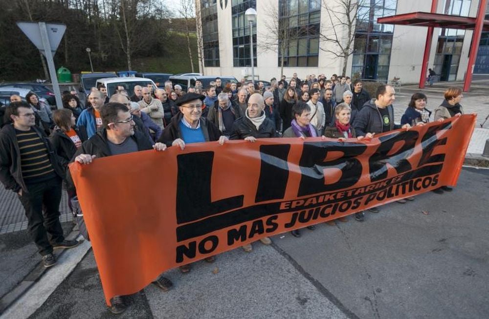 Concentración en San Sebastián minutos antes de partir hacia Madrid. 