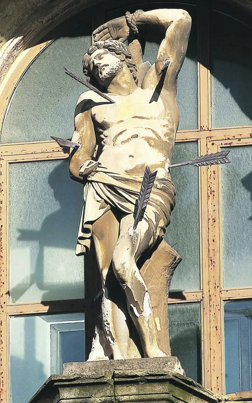 Imagen del santo asaeteado en la portada de la basílicia de Santa María.