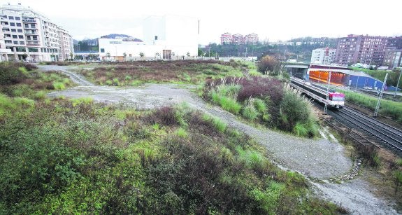 En este solar, ubicado entre las vías del tren, la avenida de Barcelona y la calle Victor Hugo de Riberas de Loiola, construirá el Gobierno Vasco su sede administrativa.