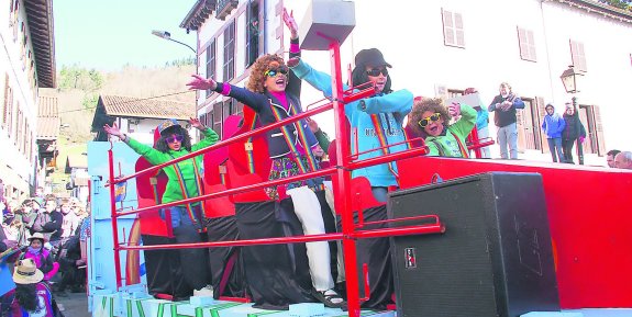 Gritos y brazos hacia arriba en la montaña rusa portátil, ayer en el tradicional desfile de carnaval. 